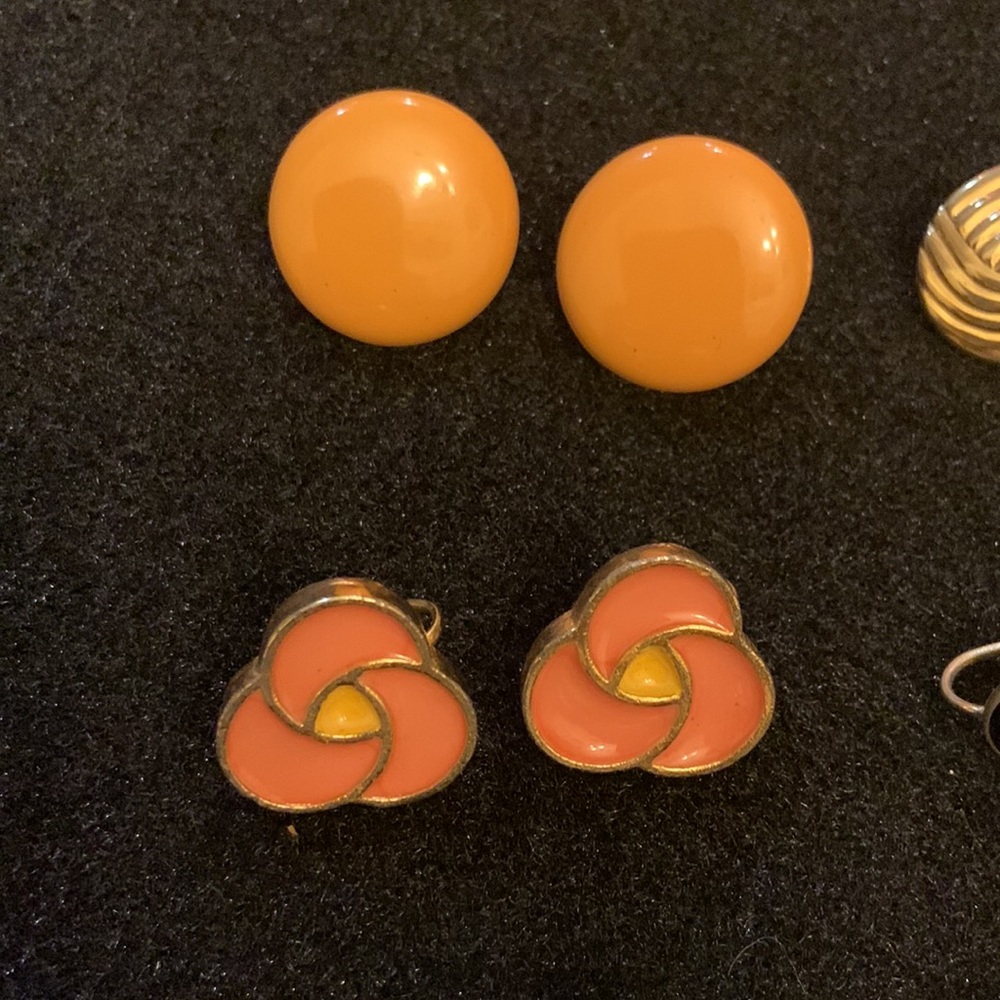 Vintage fun clip on or screw on earrings.‎ 9 pairs metal, enamel, plastic, beads - Picture 6 of 7